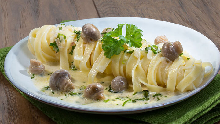 Bandnudeln mit Champignon-Parmesan Sauce | Rezepte | HIT