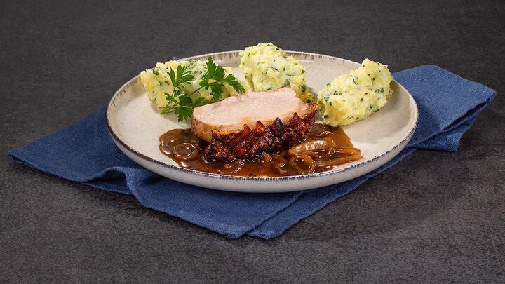 Schweinekrusten-braten an Dunkelbier-Zwiebel-Sauce | Rezepte | HIT