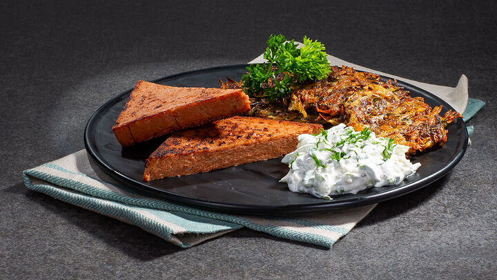 Veganer Leberkäse mit Zucchini-Puffer